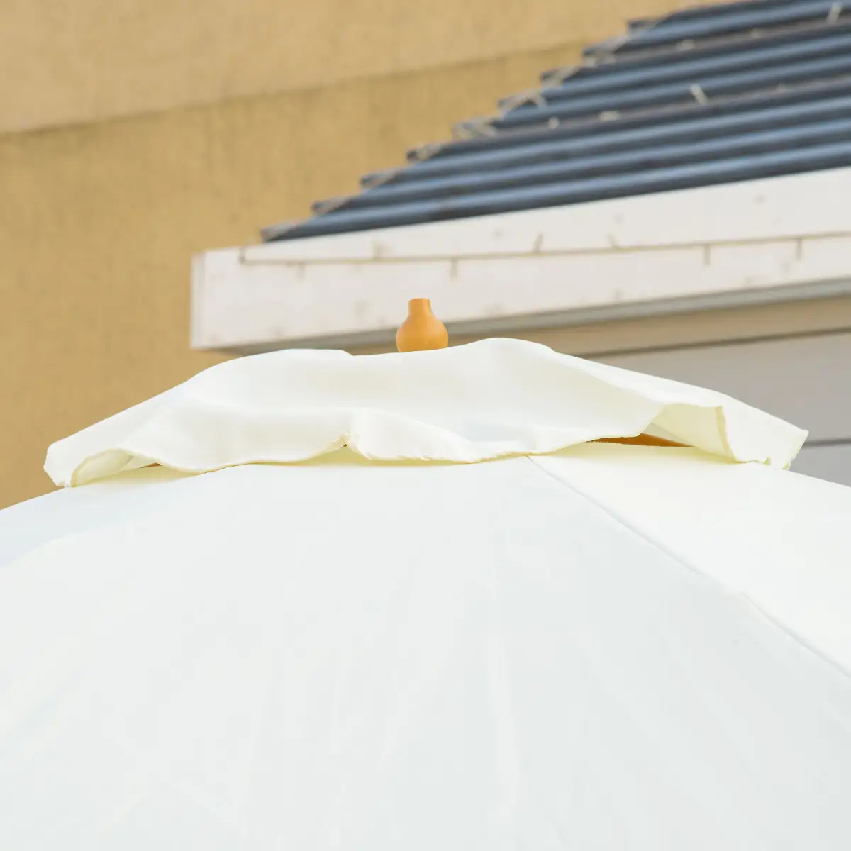 Outsunny Outsunny Garden Parasol Patio Umbrella with Ruffles and Wooden Pole Beige - Parasol