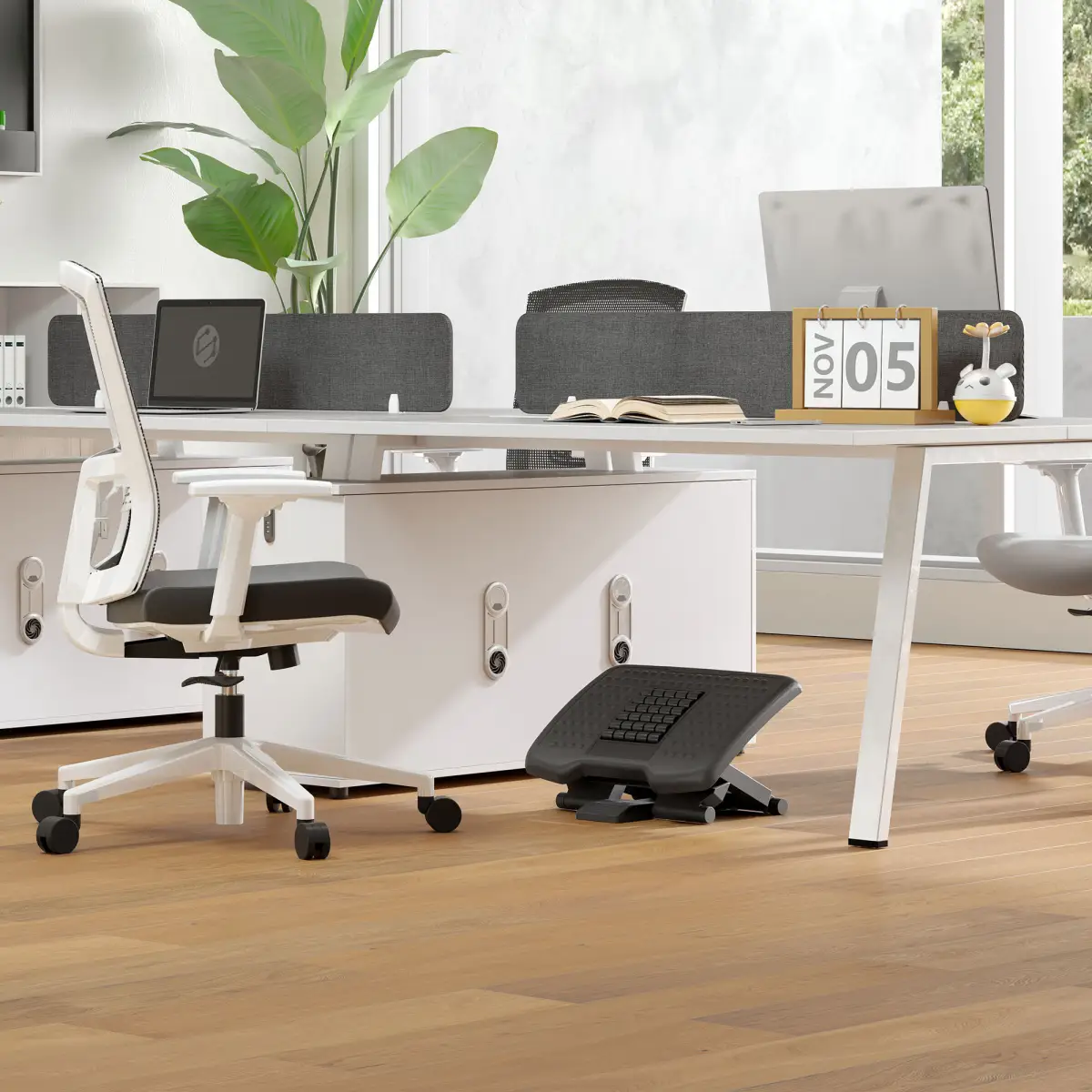 HOMCOM Foot Rest for Under Desk with Massage Function, Adjustable Angle and Height - Desk