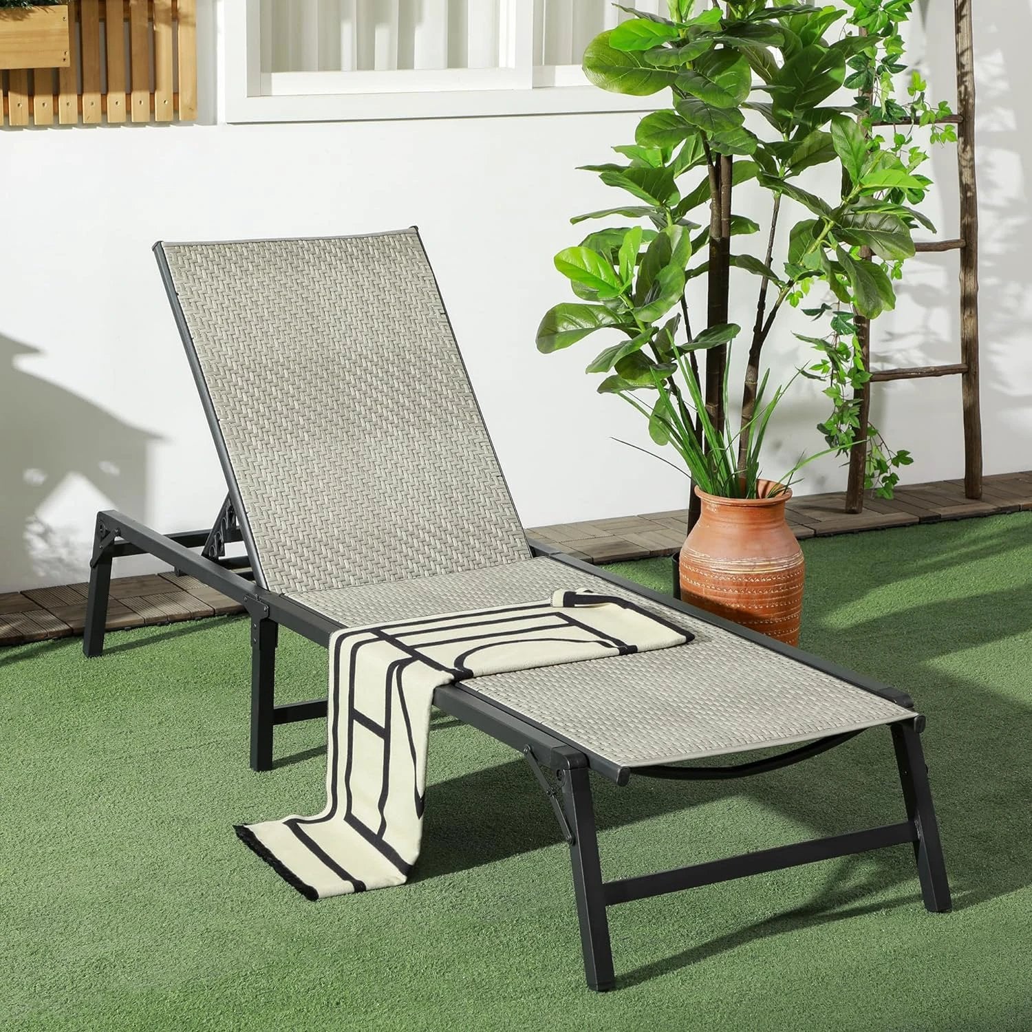 Outsunny Outsunny Foldable PE Rattan Sun Lounger with 5-Level Adjustable Backrest - Sun Lounger